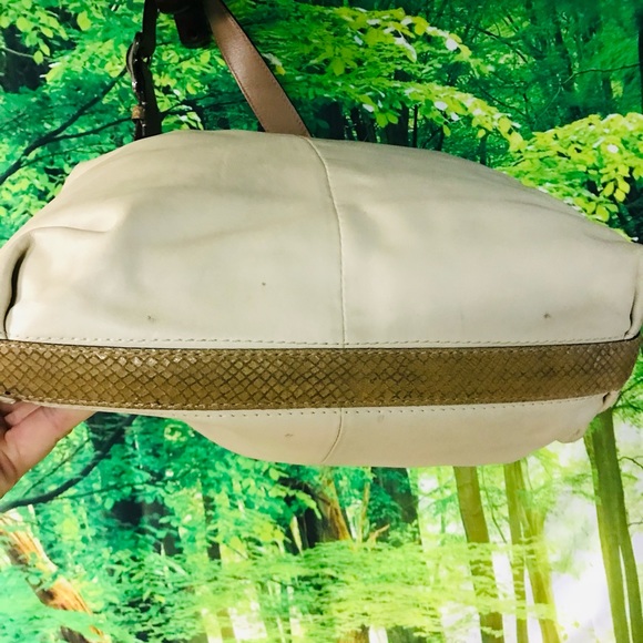 Coach cream leather purse. - Picture 13 of 16